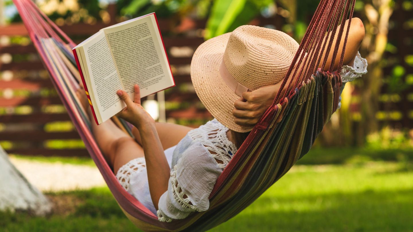 Wir geben Tipps, damit der Lesestoff im Urlaub nicht ausgeht