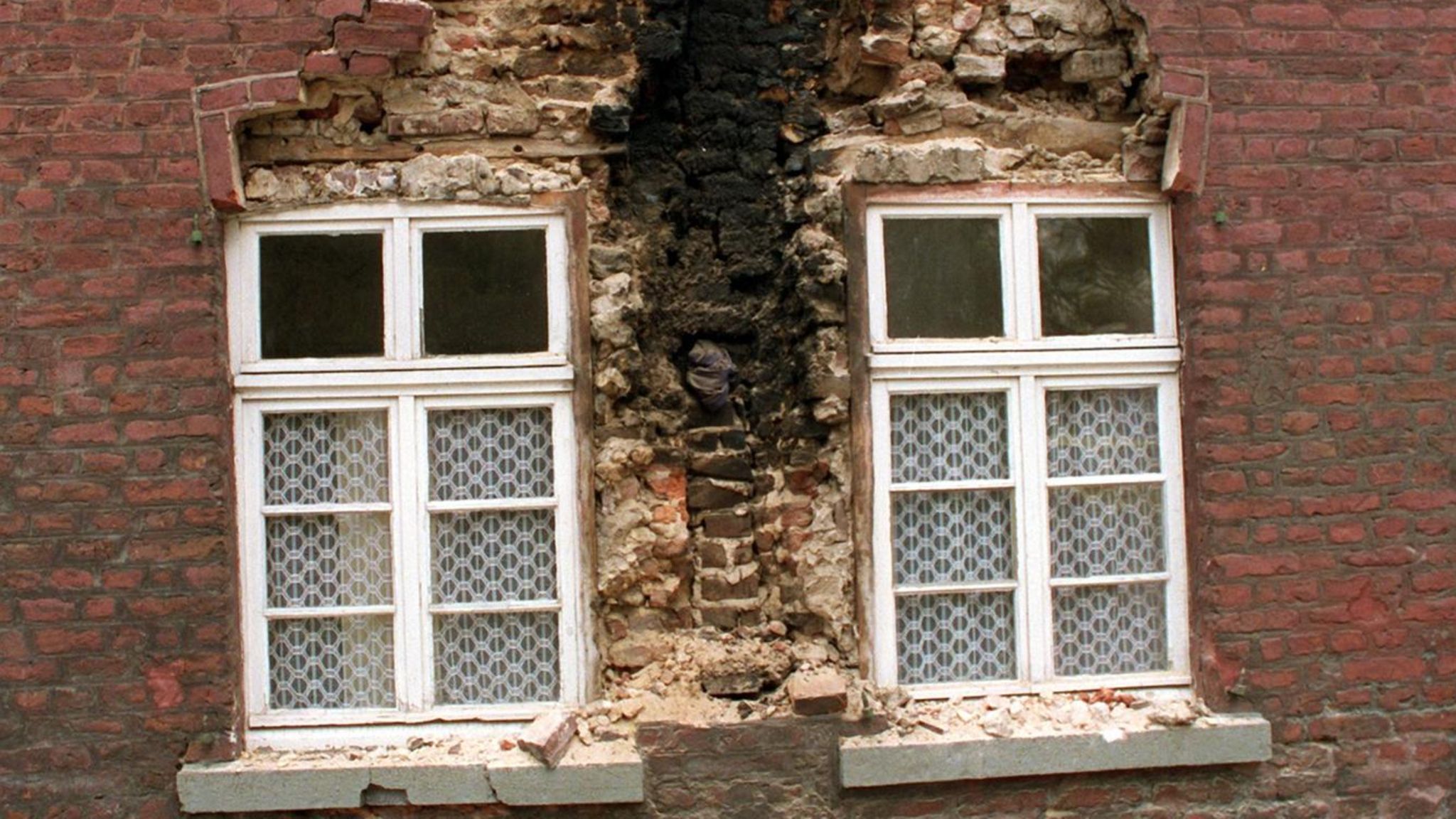 Obwohl es immer wieder kleinere Beben gibt, wurde die Erdbebengefahr in Deutschland lange unterschätzt. Hier hat das Erdbeben von Roermond in den Niederlanden im April 1992 eine Häuserfassade in Heinsberg zerstört