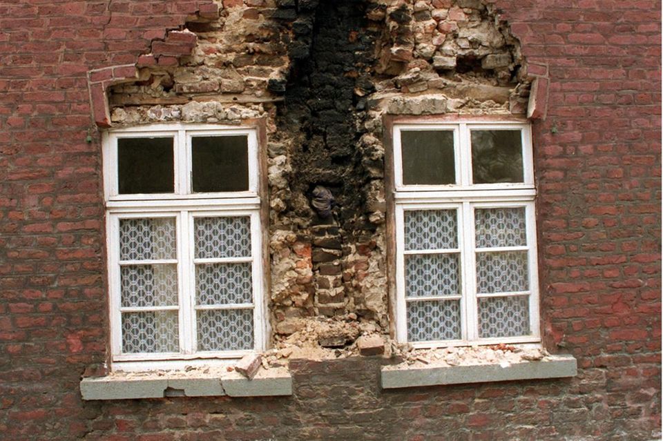 Obwohl es immer wieder kleinere Beben gibt, wurde die Erdbebengefahr in Deutschland lange unterschätzt. Hier hat das Erdbeben von Roermond in den Niederlanden im April 1992 eine Häuserfassade in Heinsberg zerstört