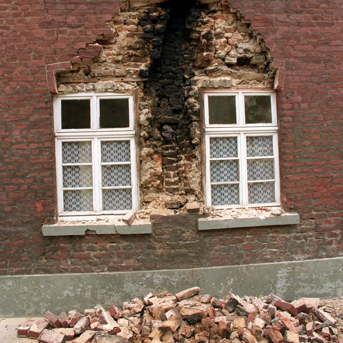 Obwohl es immer wieder kleinere Beben gibt, wurde die Erdbebengefahr in Deutschland lange unterschätzt. Hier hat das Erdbeben von Roermond in den Niederlanden im April 1992 eine Häuserfassade in Heinsberg zerstört