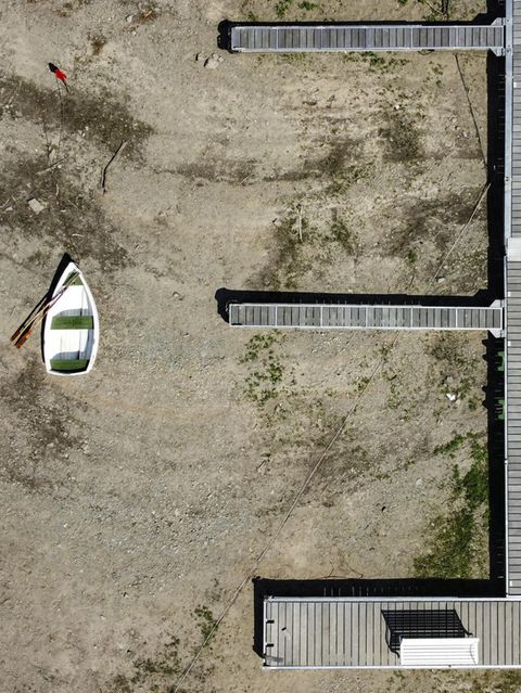 Die langanhaltende Dürre lässt die Wasserspiegel in unseren Flüssen und Seen sinken – wie hier in der hessischen Edertalsperre