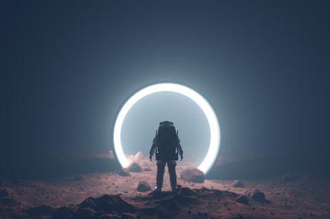 Eine Raumfahrerin oder ein Raumfahrer auf einem öden Planeten