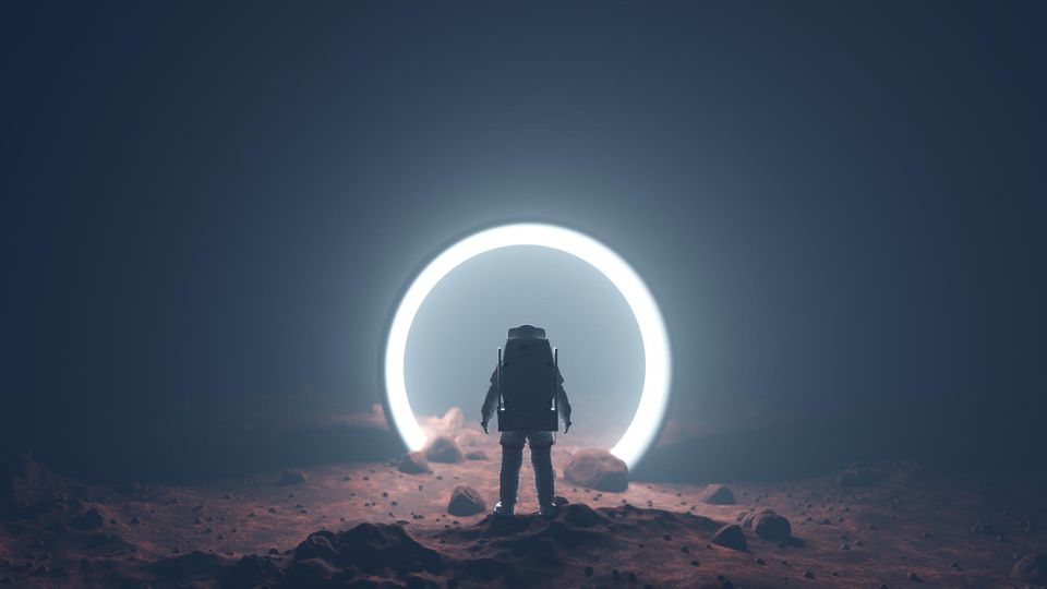 Eine Raumfahrerin oder ein Raumfahrer auf einem öden Planeten