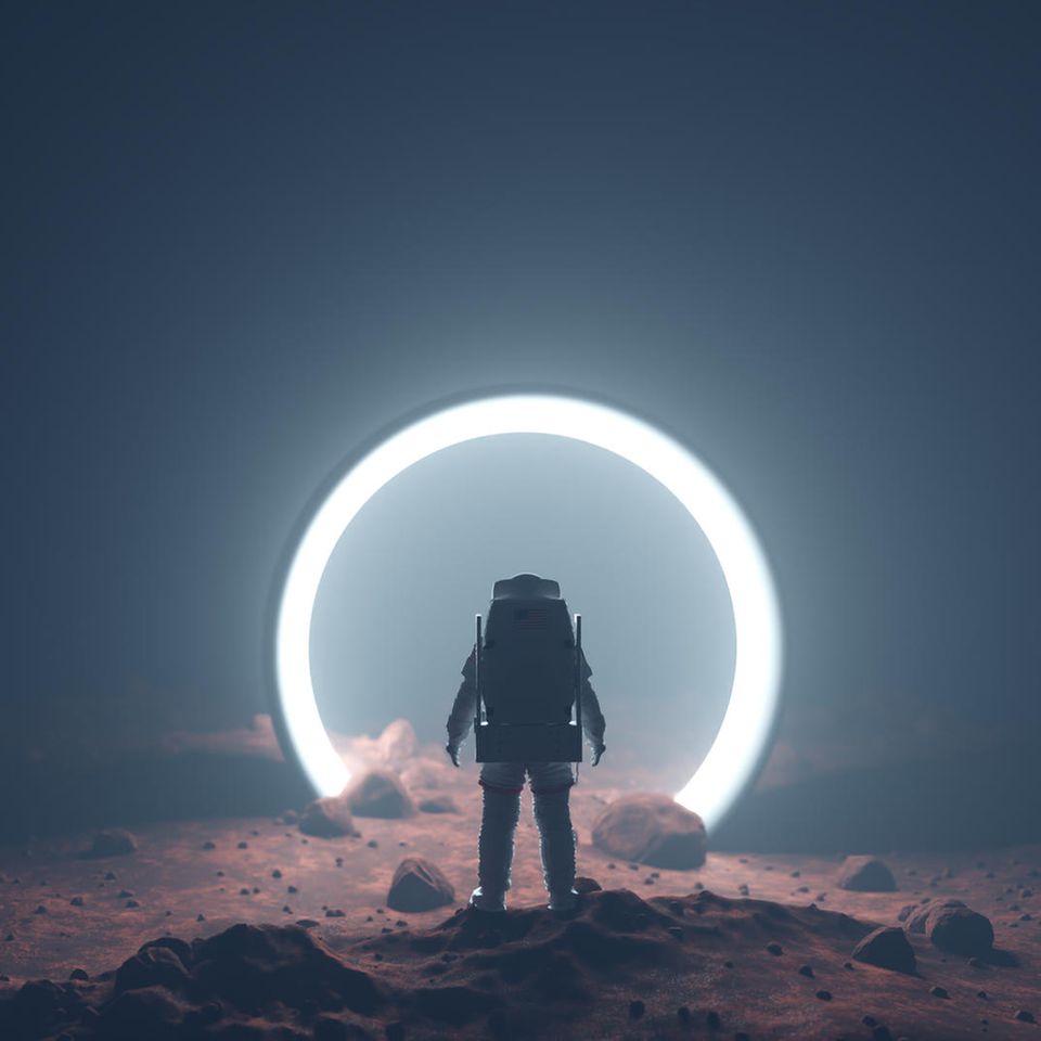 Eine Raumfahrerin oder ein Raumfahrer auf einem öden Planeten