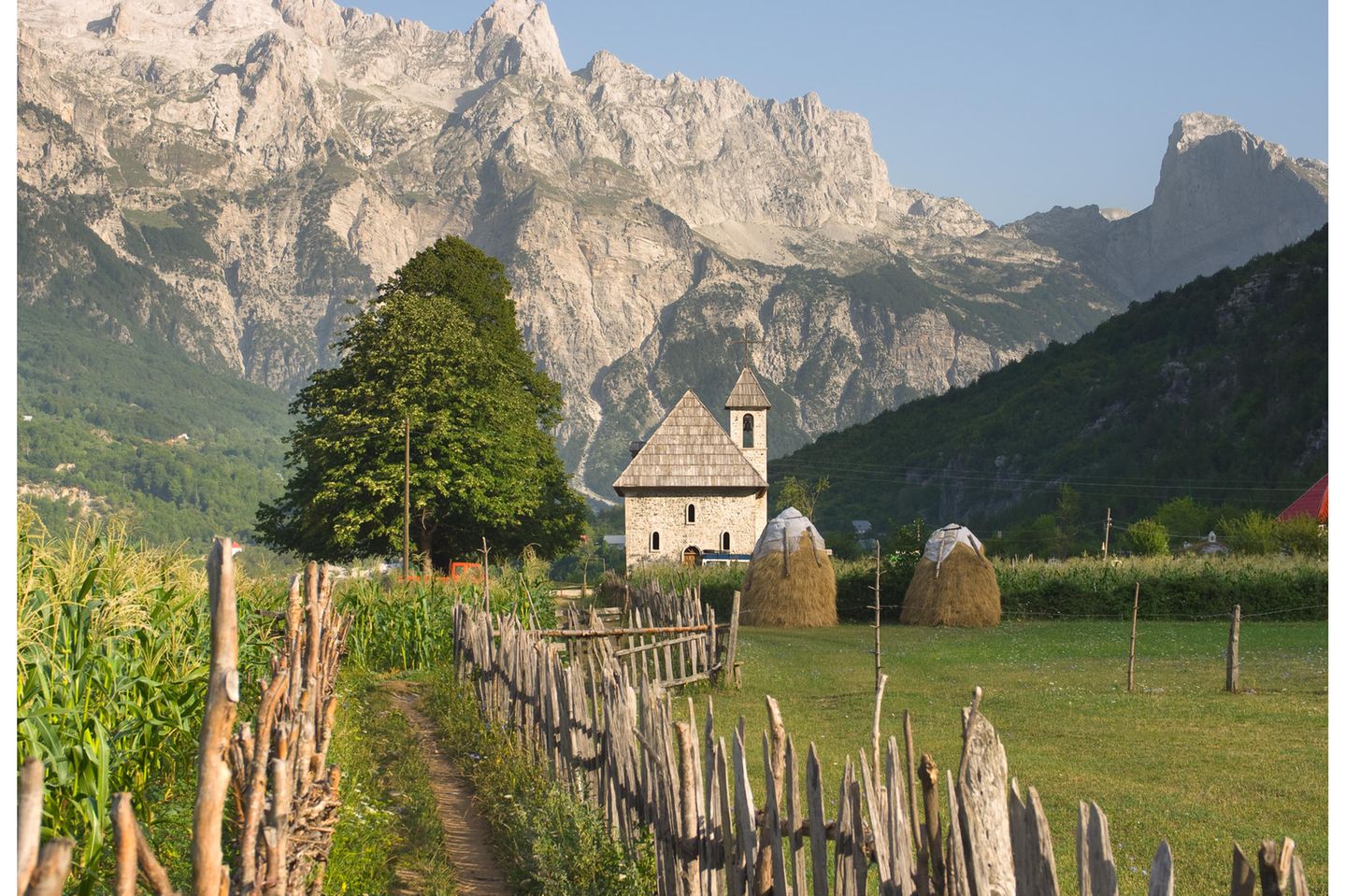 Albanische Alpen – das unberührte Theth Tal Eine kleine Kirche inmitten von hohen Bergen