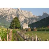 Eine kleine Kirche inmitten von hohen Bergen