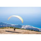 Einmal nur abheben und sanft durch die Luft fliegen: Albanien ist ein Paradies für Gleitschirm-Liebhaber. An der Küste Albaniens sorgen gute Aufwinde für ideale Voraussetzung, um sanft durch die Lüfte zu gleiten. Eine der ältesten Städte des Landes, Gjirokastra in Südalbanien, ist ein beliebter Startpunkt für längere Streckenflüge hinein ins Hinterland. In der Hauptstadt Tirana in Mittelalbanien dient der gut 1600 Meter Hausberg Dajti als Startrampe. Eine Bergbahn führt auf seinen Gipfel und mitten hinein in den 1996 ernannten gleichnamigen Nationalpark. Sobald die Thermik stimmt, geht es aber wieder hinunter. Anfänger brauchen ein bisschen Mut, aber so ein Tandemflug bleibt unvergessen.  