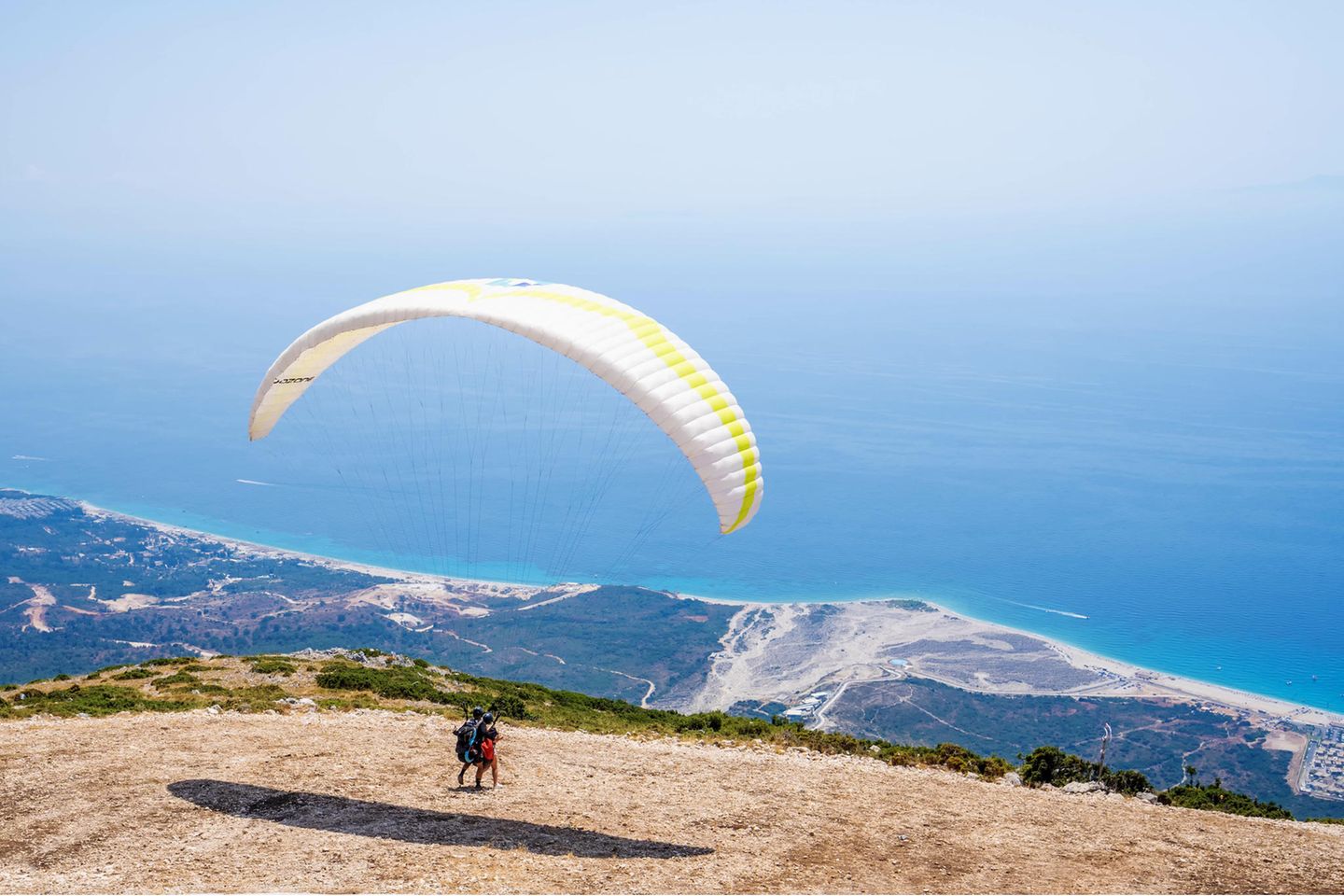 Paragliding – Abheben in Albanien Einmal nur abheben und sanft durch die Luft fliegen: Albanien ist ein Paradies für Gleitschirm-Liebhaber. An der Küste Albaniens sorgen gute Aufwinde für ideale Voraussetzung, um sanft durch die Lüfte zu gleiten. Eine der ältesten Städte des Landes, Gjirokastra in Südalbanien, ist ein beliebter Startpunkt für längere Streckenflüge hinein ins Hinterland. In der Hauptstadt Tirana in Mittelalbanien dient der gut 1600 Meter Hausberg Dajti als Startrampe. Eine Bergbahn führt auf seinen Gipfel und mitten hinein in den 1996 ernannten gleichnamigen Nationalpark. Sobald die Thermik stimmt, geht es aber wieder hinunter. Anfänger brauchen ein bisschen Mut, aber so ein Tandemflug bleibt unvergessen.