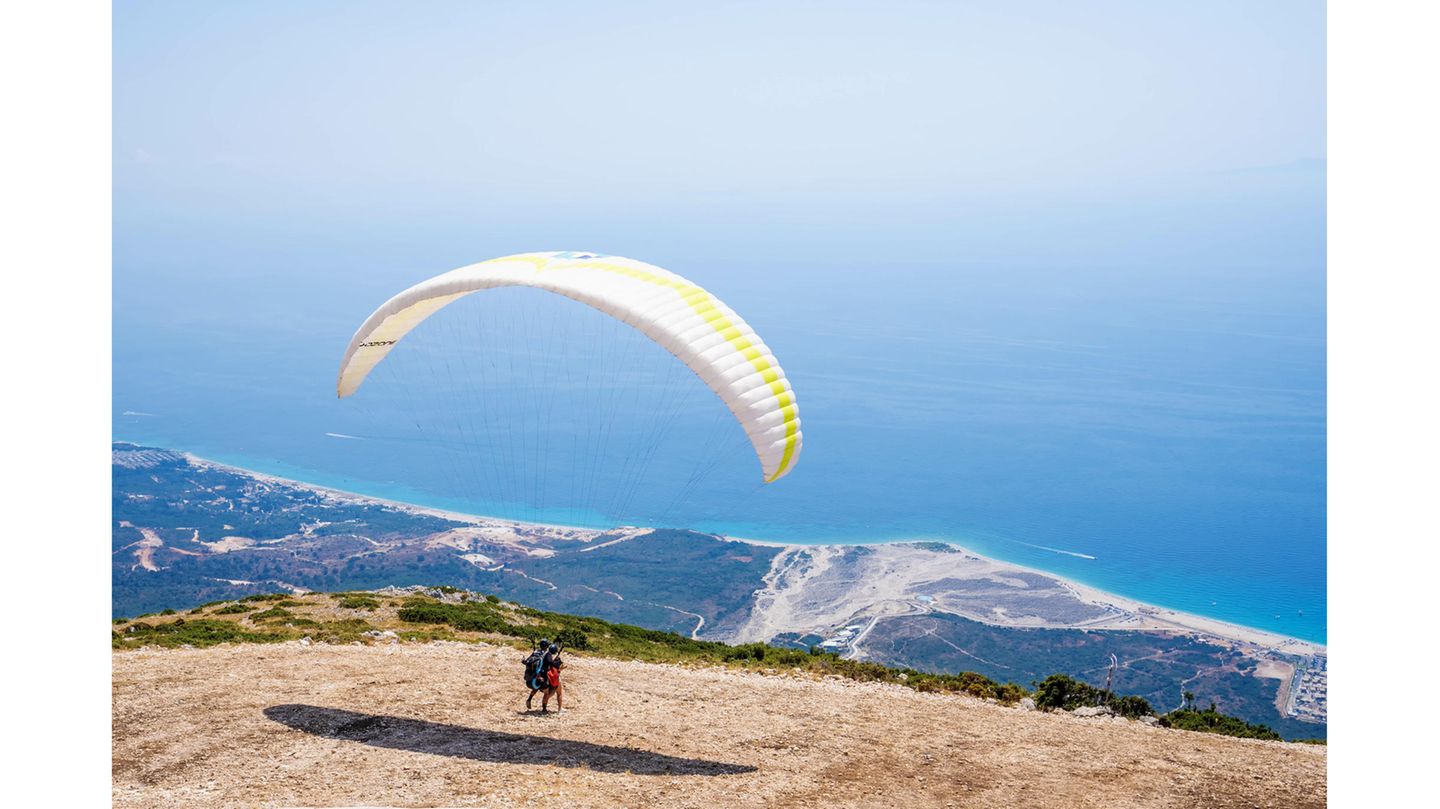Paragliding – Abheben in Albanien Einmal nur abheben und sanft durch die Luft fliegen: Albanien ist ein Paradies für Gleitschirm-Liebhaber. An der Küste Albaniens sorgen gute Aufwinde für ideale Voraussetzung, um sanft durch die Lüfte zu gleiten. Eine der ältesten Städte des Landes, Gjirokastra in Südalbanien, ist ein beliebter Startpunkt für längere Streckenflüge hinein ins Hinterland. In der Hauptstadt Tirana in Mittelalbanien dient der gut 1600 Meter Hausberg Dajti als Startrampe. Eine Bergbahn führt auf seinen Gipfel und mitten hinein in den 1996 ernannten gleichnamigen Nationalpark. Sobald die Thermik stimmt, geht es aber wieder hinunter. Anfänger brauchen ein bisschen Mut, aber so ein Tandemflug bleibt unvergessen.