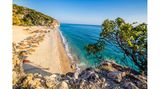 Malerischer Strand mit feinem Sand und klarem Wasser