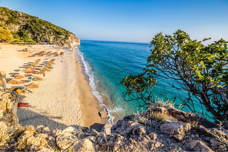 Malerischer Strand mit feinem Sand und klarem Wasser