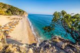 Malerischer Strand mit feinem Sand und klarem Wasser