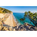 Malerischer Strand mit feinem Sand und klarem Wasser