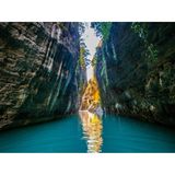 Schmale, hohe Schlucht mit türkisfarbenem Wasser