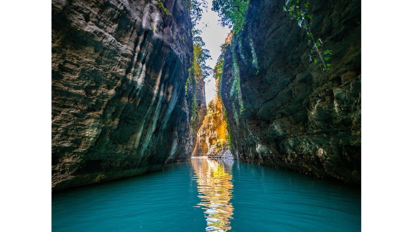 Schmale, hohe Schlucht mit türkisfarbenem Wasser