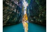 Schmale, hohe Schlucht mit türkisfarbenem Wasser
