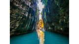 Schmale, hohe Schlucht mit türkisfarbenem Wasser