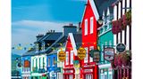 Dingles Häuser sind bunt und die Pubs urig. Der Currans Pub in der Main Street ist ein Mix aus Shop und Pub – und schon seit 1871 vor Ort. Der Küstenort liegt auf der gleichnamigen Halbinsel. Berühmt wurde das Hafenstädtchen einst für den in der Bucht lebenden Delfin Fungie: Der „älteste Einzelgänger-Delfin der Welt“ (Guinnessbuch der Rekorde) verschwand leider 2020 für immer. Eine Bronzeskulptur im Hafen erinnert an den berühmten Meeresbewohner. Einen Abstecher zu einer Wildlife-Bootstour mit Delfinen und Blauwalen lohnt aber ohne Fungie. Und abends im Dingle Pub steppt mitunter der fünffache Weltmeister im Irish Dance: David Geaney. Seiner Familie gehört die Kneipe und wenn er hier aushilft, tanzt er auch schon mal etwas vor. 