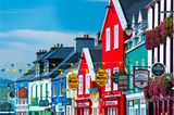 Dingles Häuser sind bunt und die Pubs urig. Der Currans Pub in der Main Street ist ein Mix aus Shop und Pub – und schon seit 1871 vor Ort. Der Küstenort liegt auf der gleichnamigen Halbinsel. Berühmt wurde das Hafenstädtchen einst für den in der Bucht lebenden Delfin Fungie: Der „älteste Einzelgänger-Delfin der Welt“ (Guinnessbuch der Rekorde) verschwand leider 2020 für immer. Eine Bronzeskulptur im Hafen erinnert an den berühmten Meeresbewohner. Einen Abstecher zu einer Wildlife-Bootstour mit Delfinen und Blauwalen lohnt aber ohne Fungie. Und abends im Dingle Pub steppt mitunter der fünffache Weltmeister im Irish Dance: David Geaney. Seiner Familie gehört die Kneipe und wenn er hier aushilft, tanzt er auch schon mal etwas vor. 