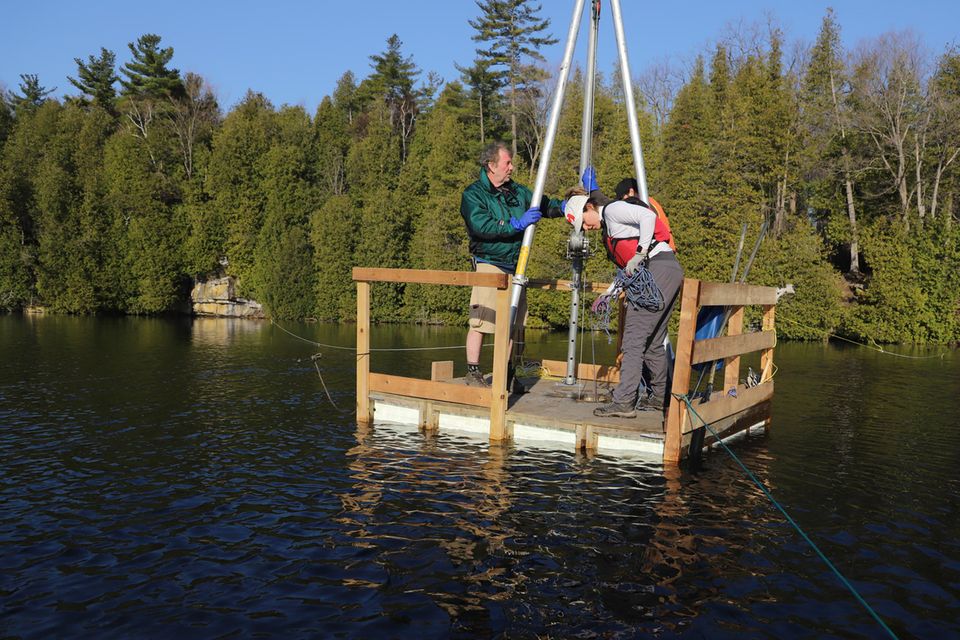 Die Wissenschaftler Tim Patterson, Carling Walsh und Zack Milani bereiten sich auf die Entnahme der Sedimentprobe vom Grund des Crawford Lake vor. Sie soll als Referenz gelten, um den Beginn des Antropozäns auf ein Jahr genau zu definieren