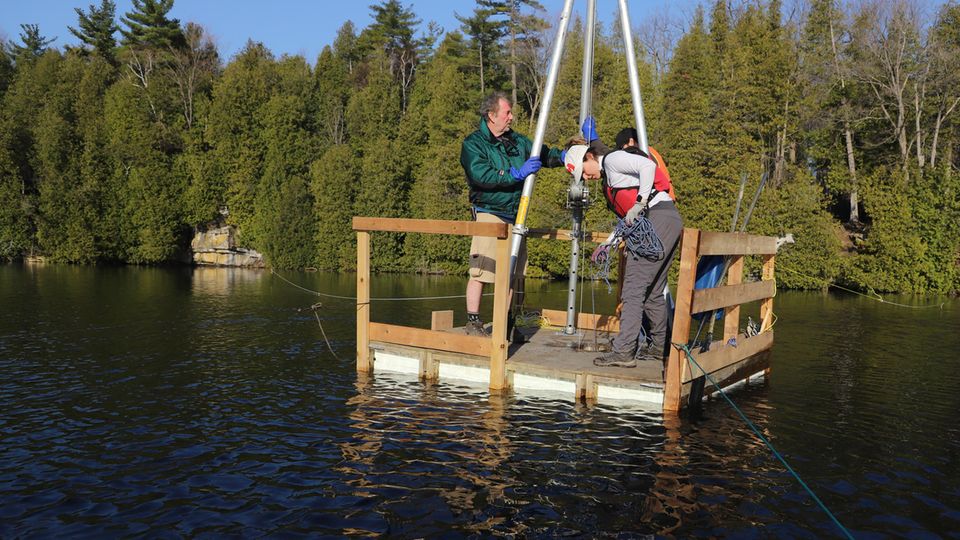 Die Wissenschaftler Tim Patterson, Carling Walsh und Zack Milani bereiten sich auf die Entnahme der Sedimentprobe vom Grund des Crawford Lake vor. Sie soll als Referenz gelten, um den Beginn des Antropozäns auf ein Jahr genau zu definieren