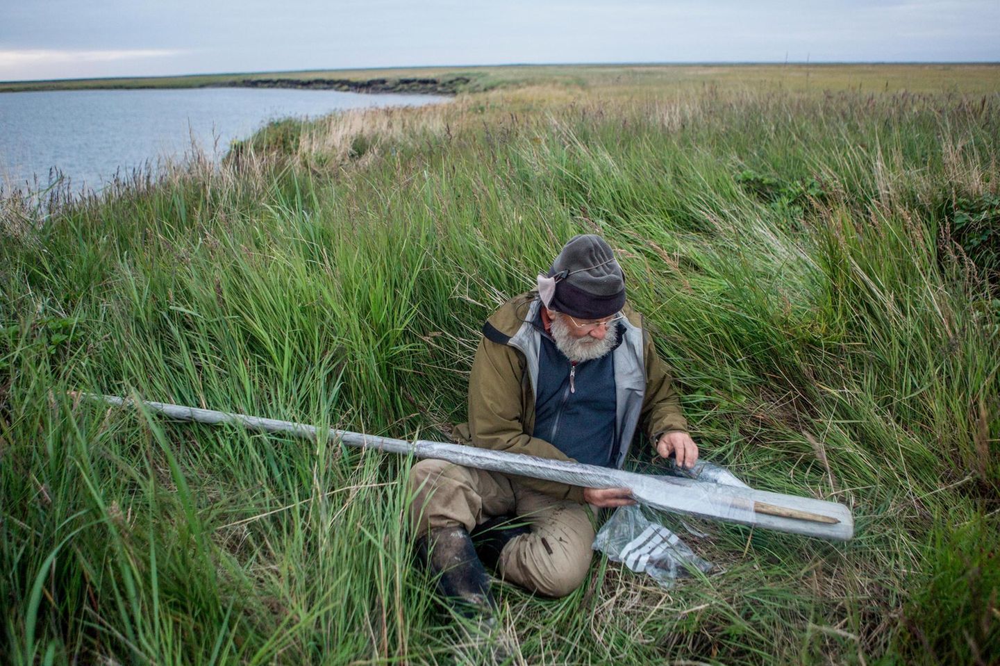 Sorgsam sichert der Archäologe Richard Knecht am Ufer der Beringsee ein Artefakt