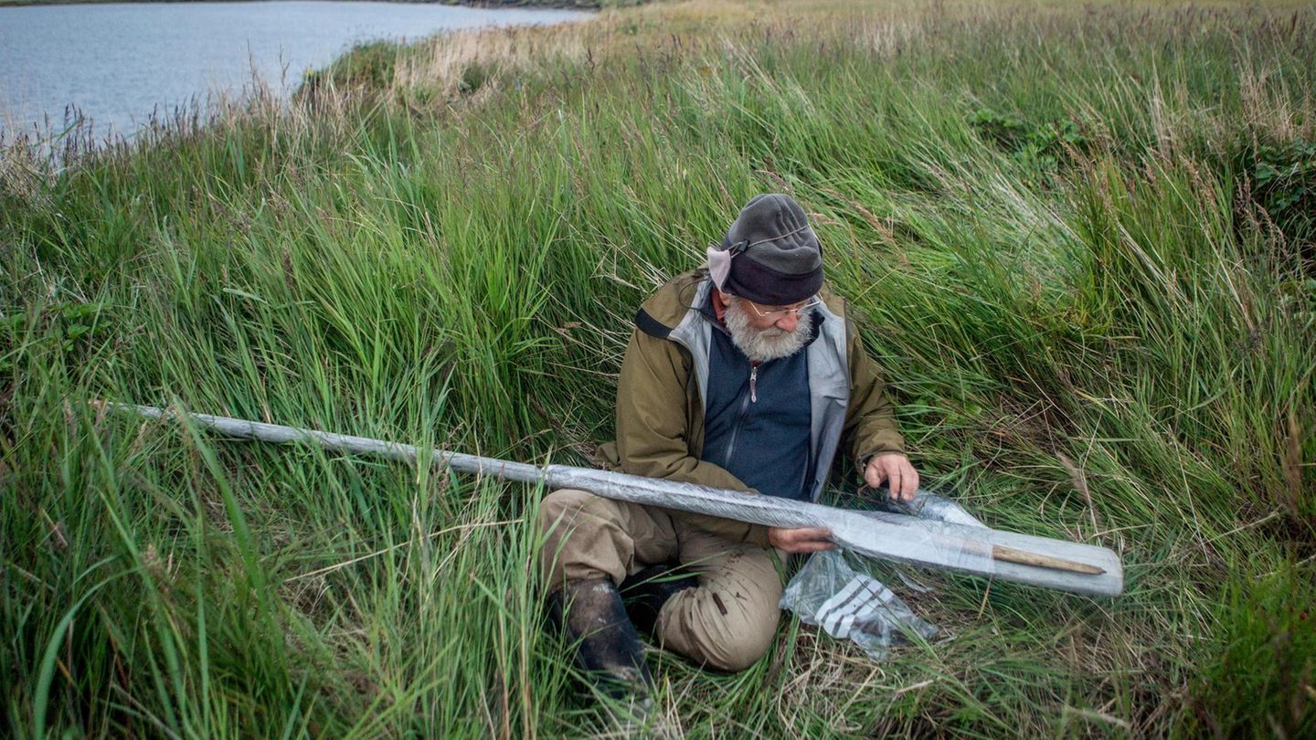 Sorgsam sichert der Archäologe Richard Knecht am Ufer der Beringsee ein Artefakt