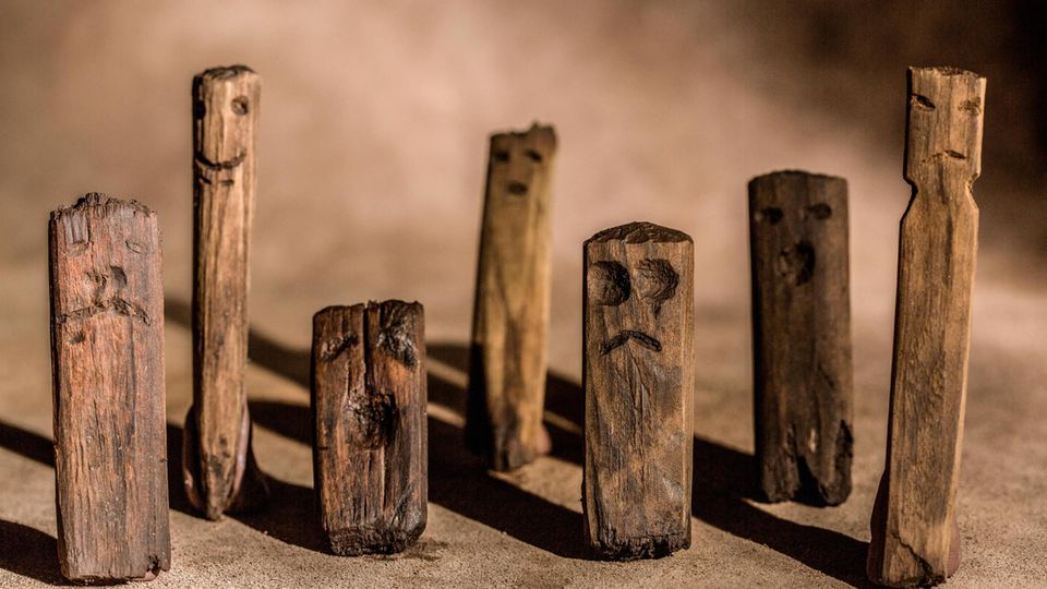 Nearly 500 dolls/human figurines were found at the Nunalleq site. Some were used as toys, as well as in a wide variety of religious and ceremonial functions. Most were made from wood, then painted and provided with fur clothing, which remains intact on ... Stücke, in die Gesichter geschnitzt sind