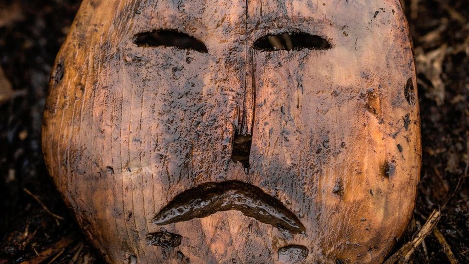 Masks have been found throughout the site representing different practices, possibly for protective purposes. Nunalleq is the name of an archaeological site in the Yukon-Kuskokwim Delta region of Southwestern Alaska. The University of Aberdeen Departm... Holzmaske