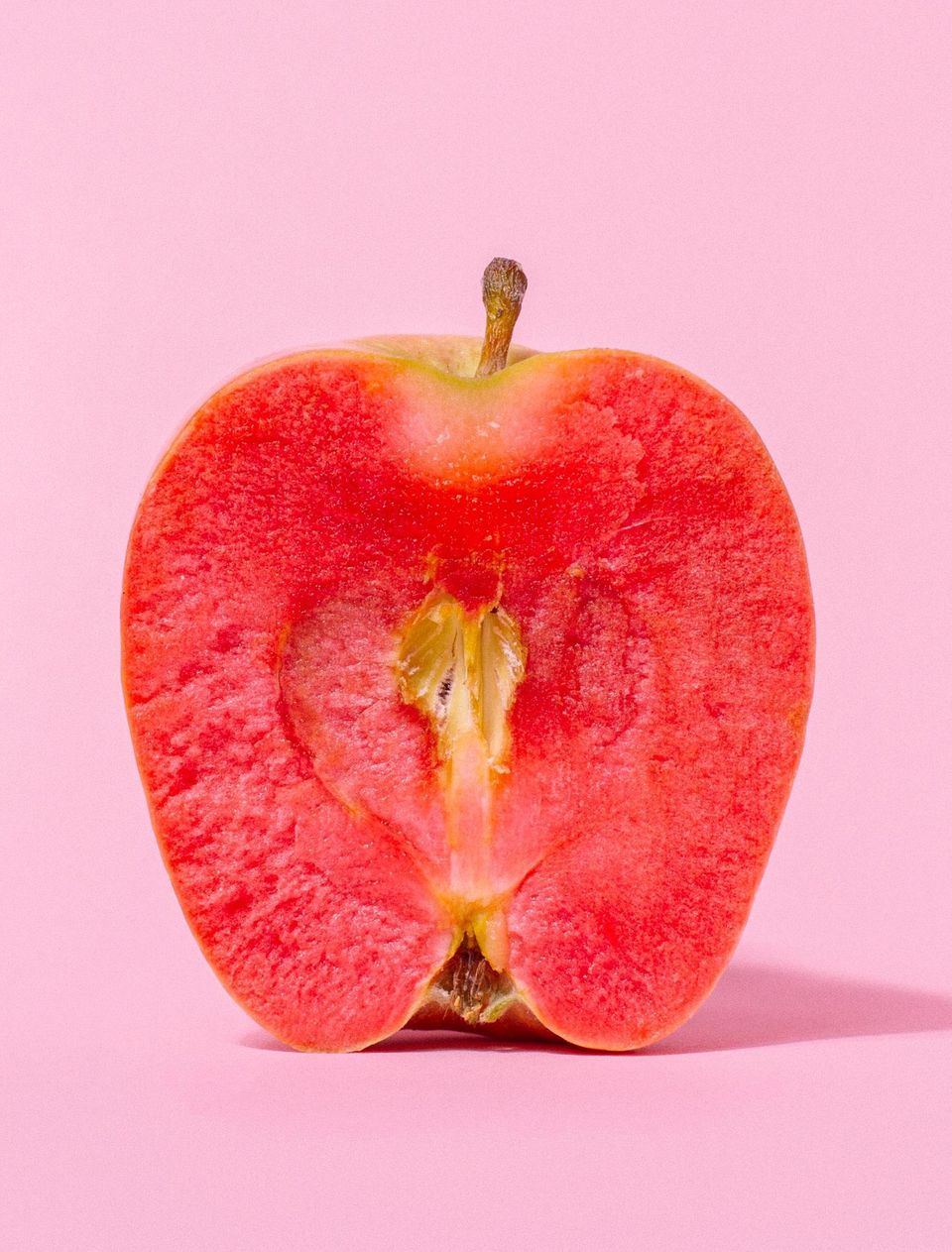 Mountain Rose, USA (Oregon), 1960 Angesichts der wahrlich außergewöhnlichen Fruchtfleischfarbe sollten Köchinnen und Köche ins Denken kommen. Auch weil der Mountain Rose seinen süßen Geschmack und die schöne Röte nach dem Erhitzen behält: Kulinarisch kann hier Großes gelingen: Apfelsoße in Pink vielleicht? Und sicher könnte man eine schnöde Tarte mit einer Schicht rosaroter Scheiben bedecken, der Applaus der Gäste wäre einem gewiss