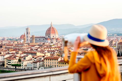 Frau blickt auf die Stadt Florenz