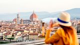 Frau blickt auf die Stadt Florenz