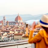 Frau blickt auf die Stadt Florenz