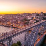 Stadtbild von Porto in Portugal in der Abenddämmerung