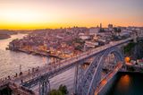 Stadtbild von Porto in Portugal in der Abenddämmerung