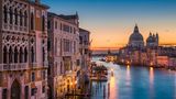 Canal Grande bei Nacht mit der Basilika Santa Maria della Salute, Venedig, Italien