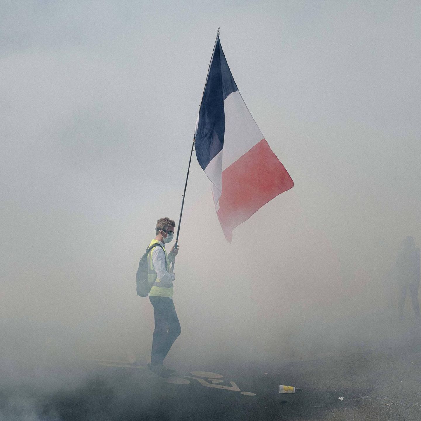 Nationalfeiertag in Paris: Gelbwesten-Demonstration 2020: Durch dichten Rauch leuchtet die Tricolore, Symbol der französischen Republik – aber auch Sinnbild der Revolution und des Widerstands gegen die Staatsgewalt