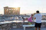 Amerikanische Touristin laesst sich vor der Akropolis in Athen fotografieren