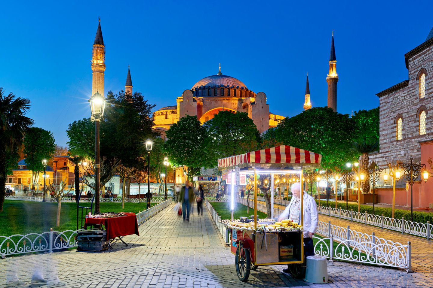 Kleiner Essensstand vor der Großen Moschee Hagia Sophia, Istanbul, Türkei