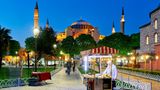 Kleiner Essensstand vor der Großen Moschee Hagia Sophia, Istanbul, Türkei