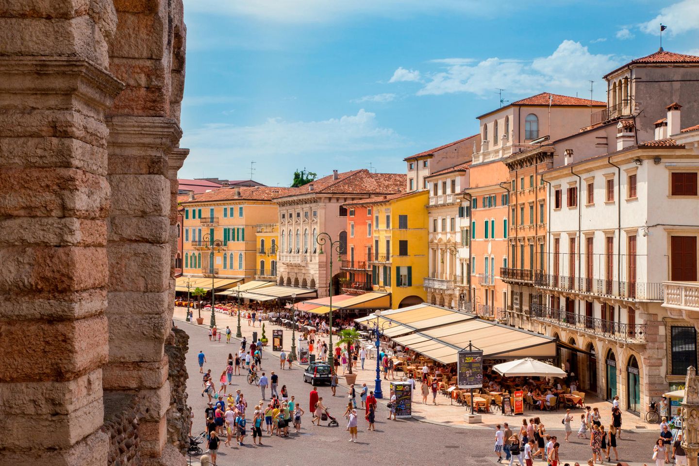 Platz 8: Verona – Betört in der „Stadt der Liebe“ View from the Roman Arena Aphitheatre onto Piazza Bra in Verona, Italy