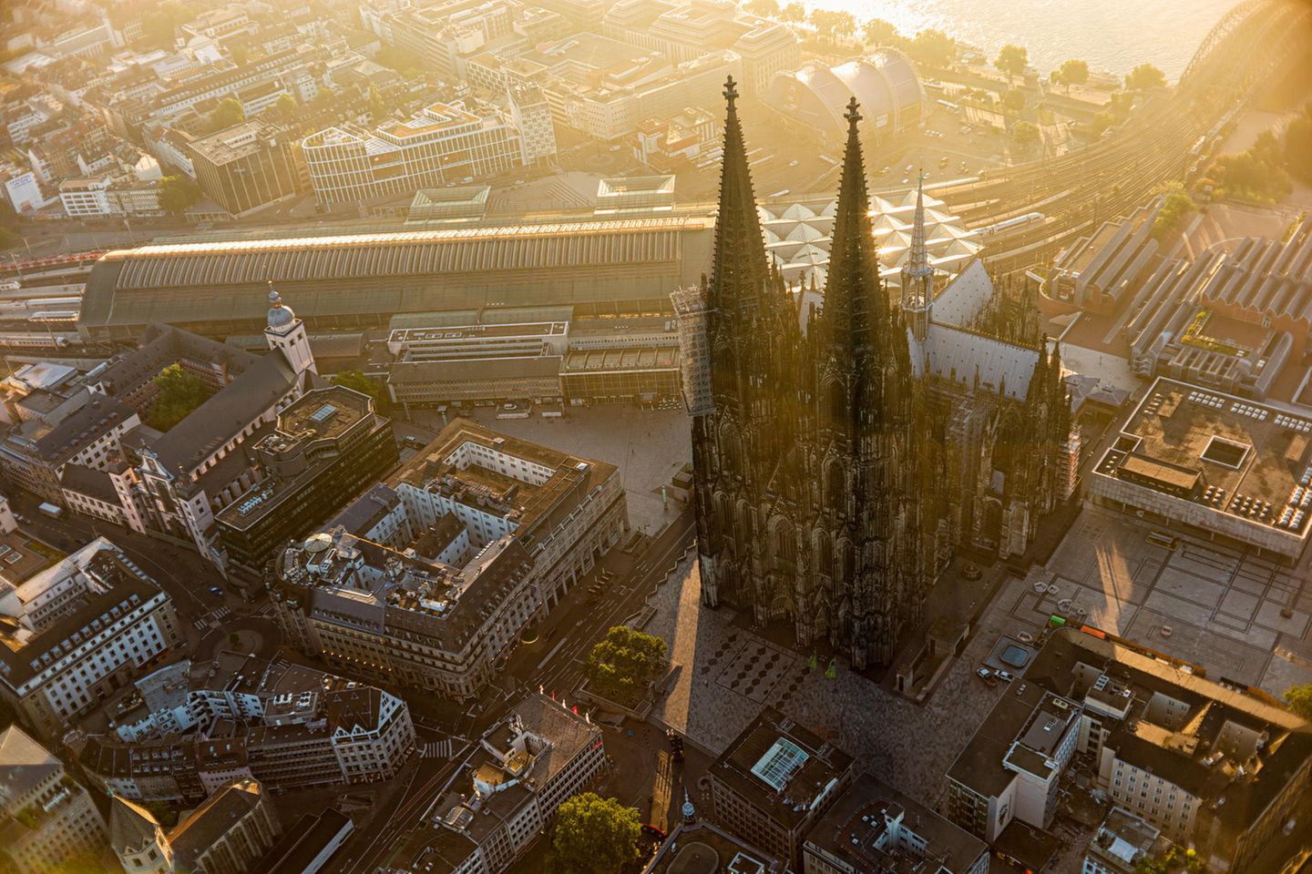 Platz 7: Köln – Vom Kölner Dom zum Schokoladenmuseum Cologne Cathedral (Kölner Dom), from a higher ground: captured 'on air' via Zeppelin in the early morning just after sunrise.