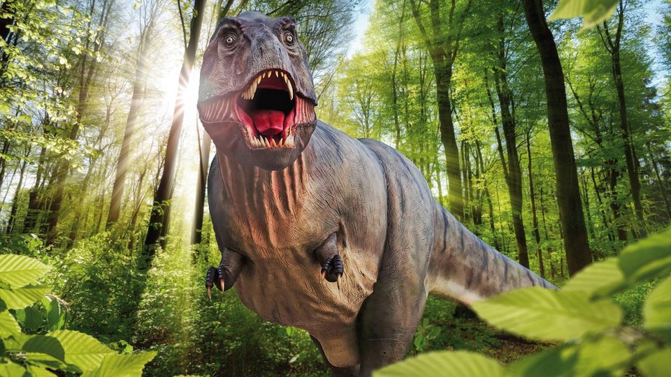 Ein simulierter Tyrannosaurus Rex in einer Waldlandschaft.