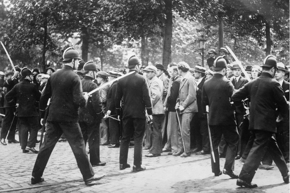 Polizei und Demonstranten in Berlin 1932