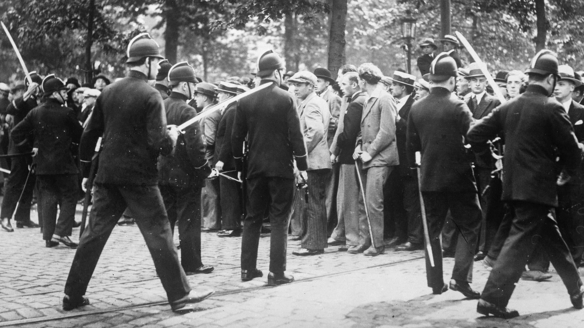 Polizei und Demonstranten in Berlin 1932