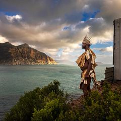 Chief Regan James aus dem königlichen Haus Katzkorana blickt über den Atlantik vor Hout Bay. Seine Vorfahren sahen von hier die ersten europäischen Schiffe um das Kap der Guten Hoffnung segeln. Heute besetzt James mit anderen Fischern das Land oberhalb der »Coloureds«-Siedlung von Hout Bay, weil sie sonst keinen Platz für ihre Familien finden