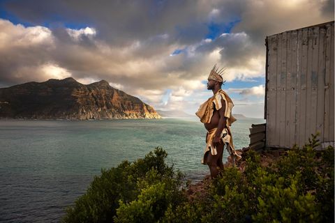 Chief Regan James aus dem königlichen Haus Katzkorana blickt über den Atlantik vor Hout Bay. Seine Vorfahren sahen von hier die ersten europäischen Schiffe um das Kap der Guten Hoffnung segeln. Heute besetzt James mit anderen Fischern das Land oberhalb der »Coloureds«-Siedlung von Hout Bay, weil sie sonst keinen Platz für ihre Familien finden