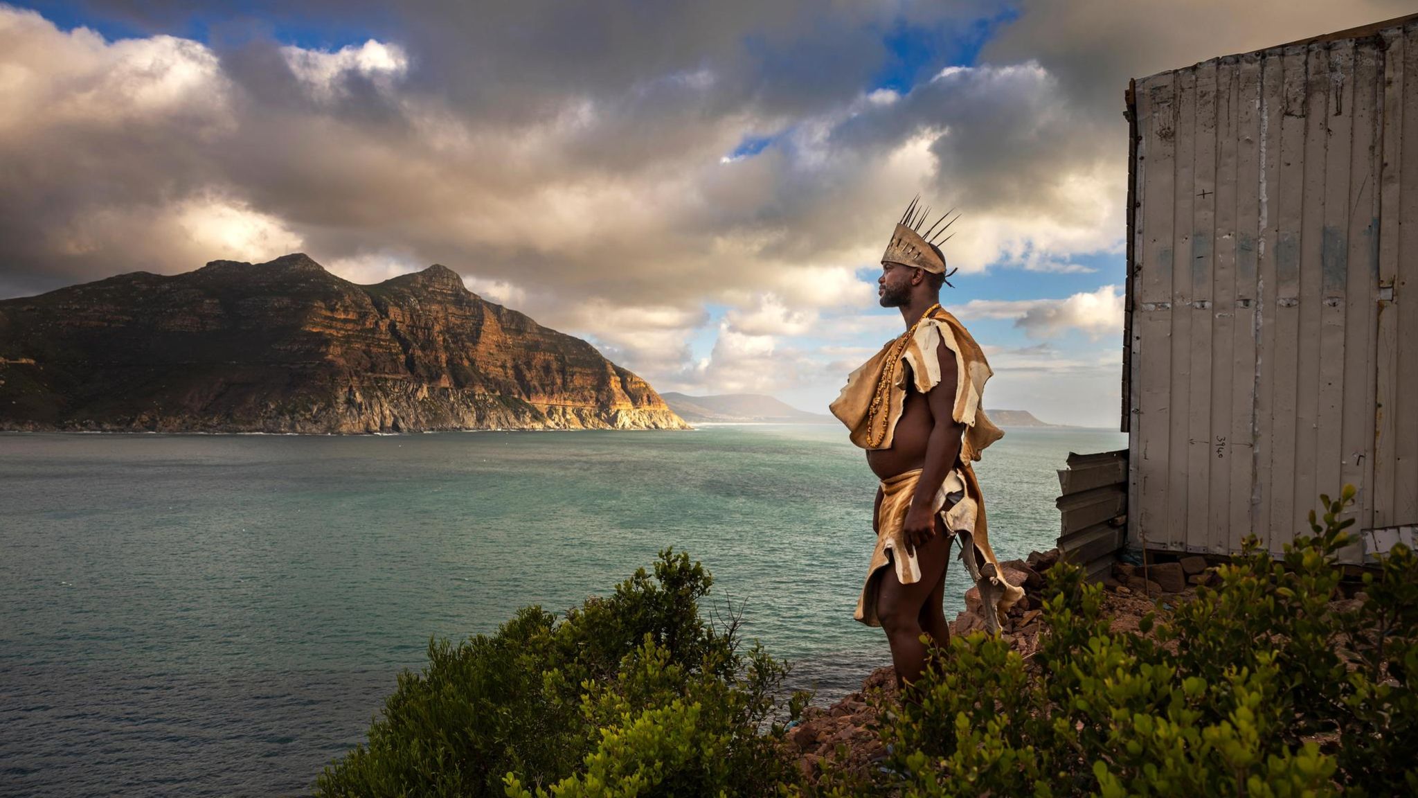 Chief Regan James aus dem königlichen Haus Katzkorana blickt über den Atlantik vor Hout Bay. Seine Vorfahren sahen von hier die ersten europäischen Schiffe um das Kap der Guten Hoffnung segeln. Heute besetzt James mit anderen Fischern das Land oberhalb der »Coloureds«-Siedlung von Hout Bay, weil sie sonst keinen Platz für ihre Familien finden