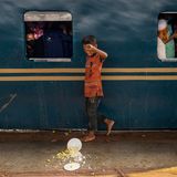 In Bangladesch ist Nahrung nicht für alle Menschen zu jeder Zeit verfügbar. Im feindlichen Straßenmilieu stehen Demütigungen bei hungernden Kindern an der Tagesordnung. Al-Nasim Talukdar Rajib belegt mit seiner bewegenden Fotografie den ersten Platz in der Kategorie "World Food Programme Food for Life".