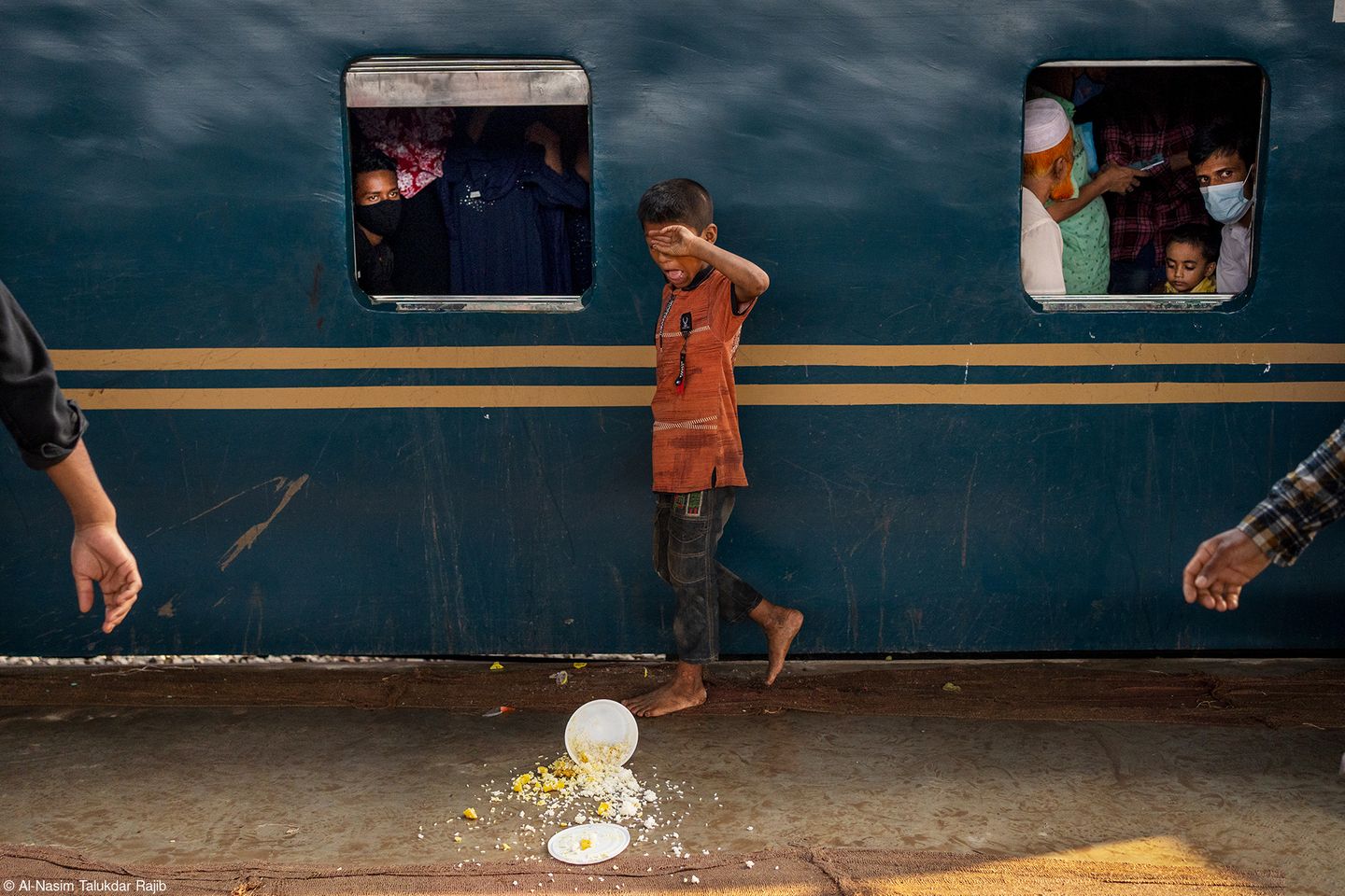 "Hungry Tears" In Bangladesch ist Nahrung nicht für alle Menschen zu jeder Zeit verfügbar. Im feindlichen Straßenmilieu stehen Demütigungen bei hungernden Kindern an der Tagesordnung. Al-Nasim Talukdar Rajib belegt mit seiner bewegenden Fotografie den ersten Platz in der Kategorie "World Food Programme Food for Life".